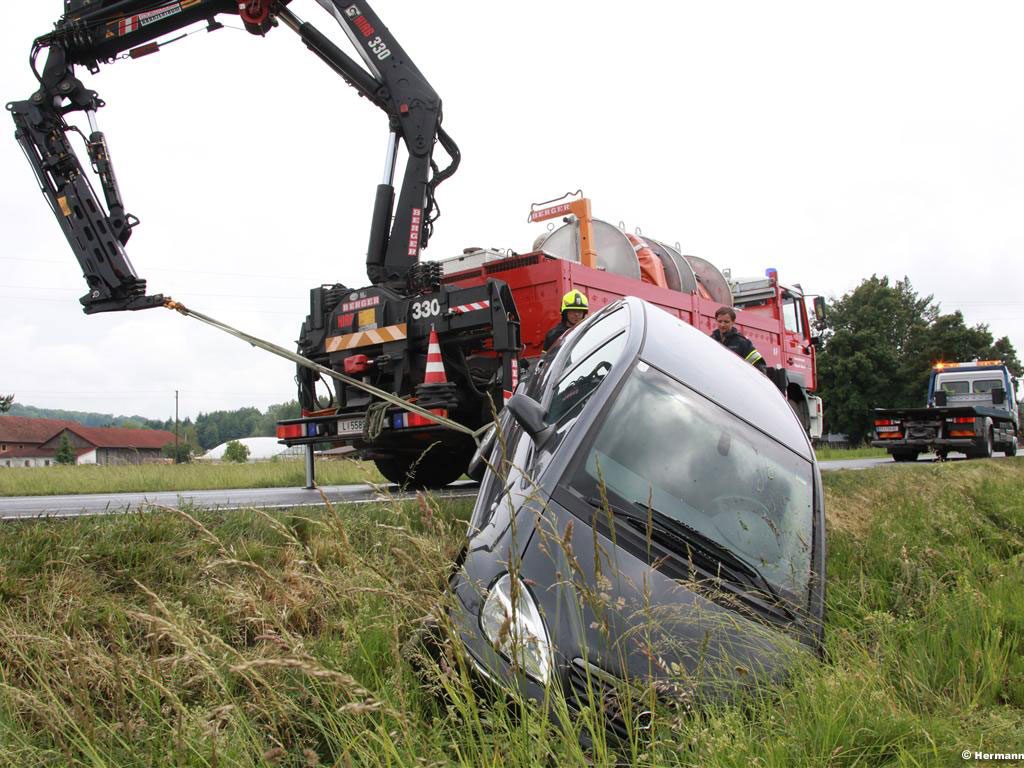 28.05.2011: Pkw-Bergung nach Unfall auf B 134 in Fraham