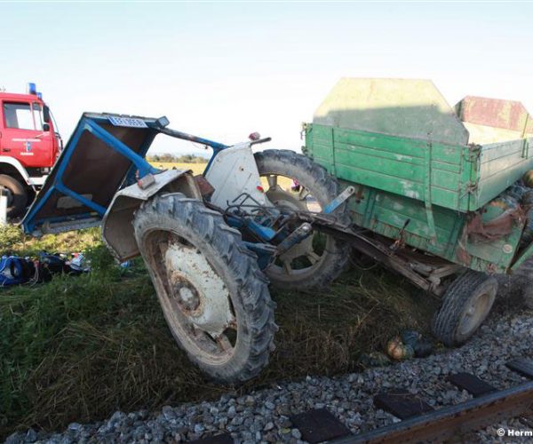 Unfall mit Traktor und Zug (Foto: Kolli)