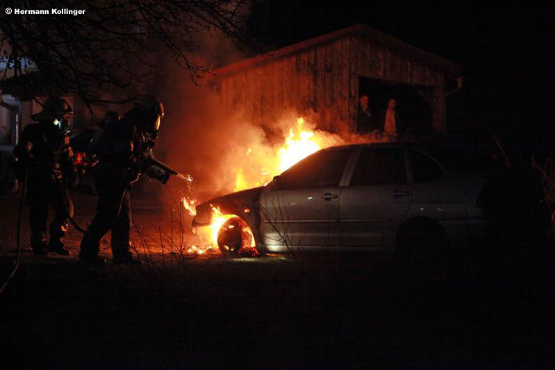 06.04.2012: Parkender Pkw in Gstocket in Flammen aufgegangen