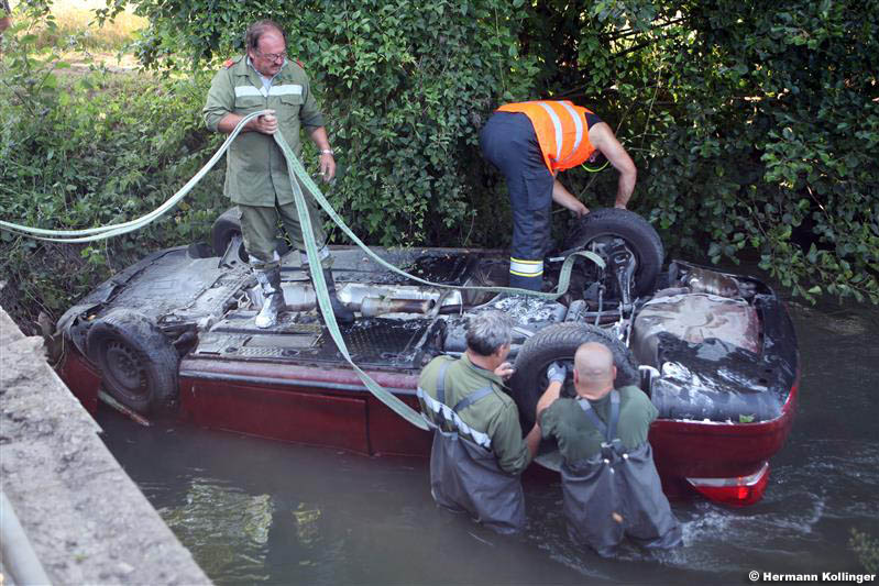 Auto im Bach (Foto: Kolli)