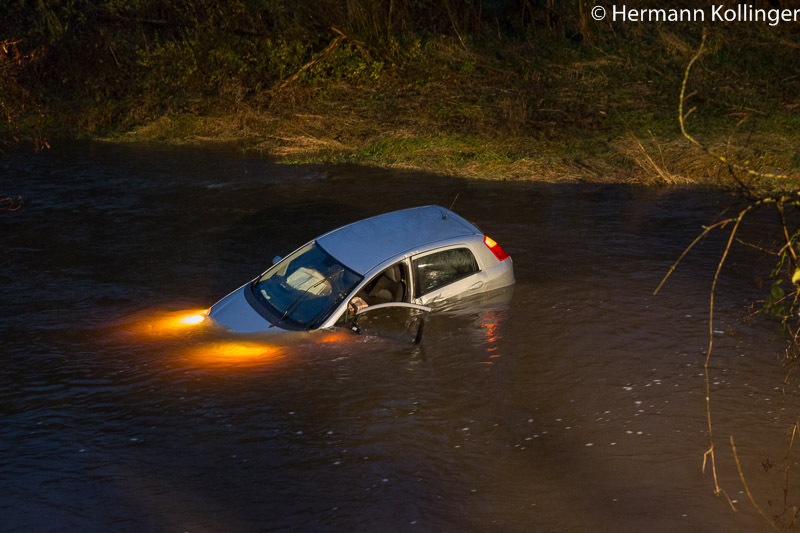 Auto in Fluss / Foto: Kollinger