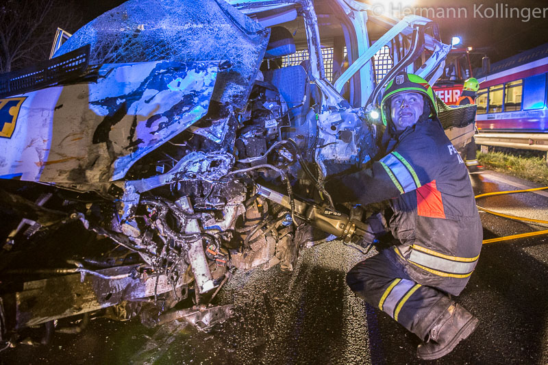 19.11.2014: Schwere Transporterkollision auf B 129 fordert drei Verletzte