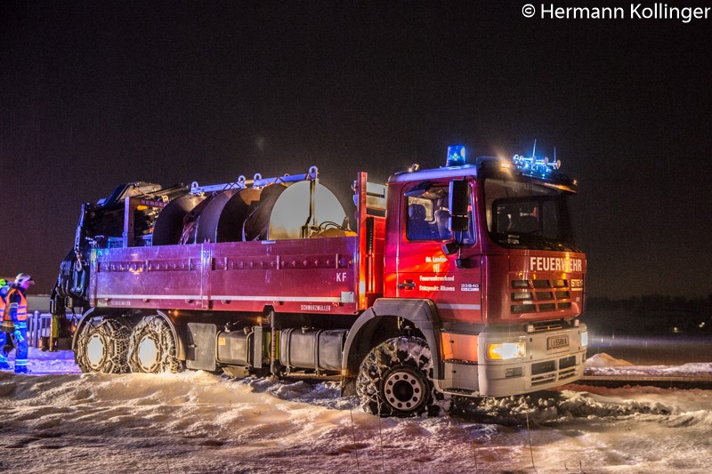 12.01.2017: Winterliche Lkw-Bergung nachts in Alkoven