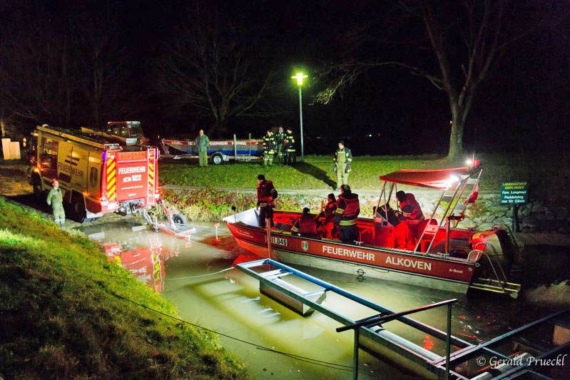 November 2017: Drei Feuerwehren üben Personensuche bei Nacht auf der Donau