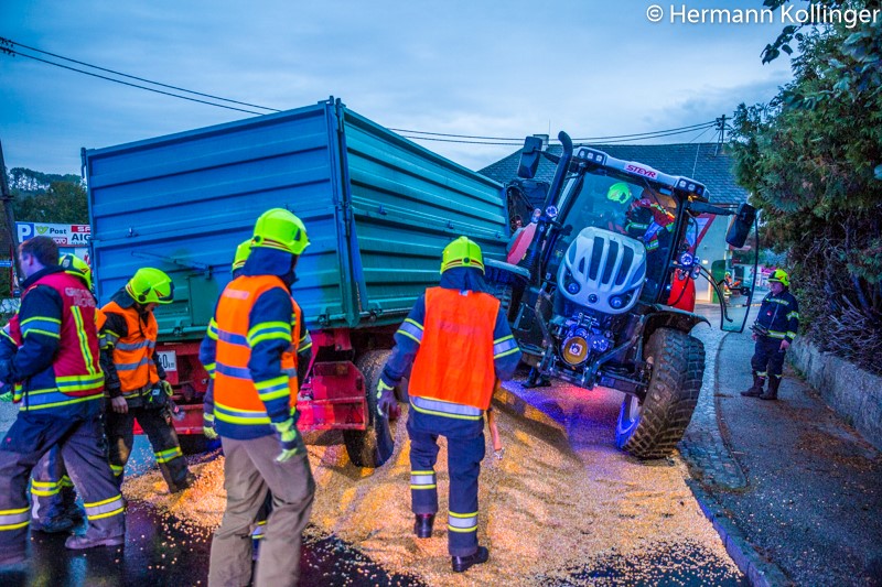07.10.2018: Bergung eines verkeilten Traktor-Anhänger-Gespanns in Straßham