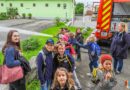 60 Kids der zweiten Volksschulklassen bei der Feuerwehr
