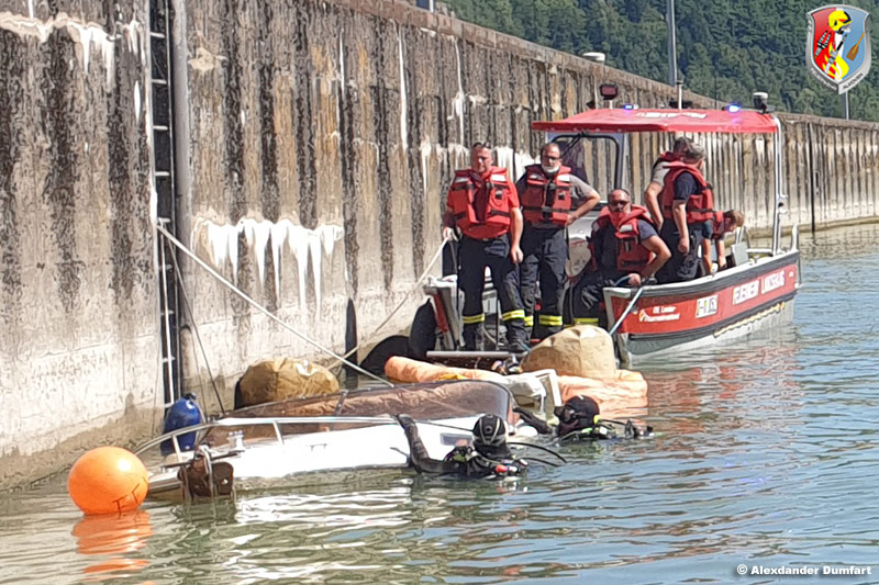 31.07.2020: Sinkendes Motorboot mit Personenrettung auf der Donau