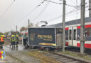 08.04.2022: Klein-Lkw auf Bahnübergang in Alkoven von Zug erfasst