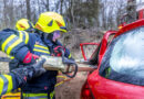 07.04.2022: Feuerwehren üben Basics für „Verkehrsunfall, Person eingeklemmt“