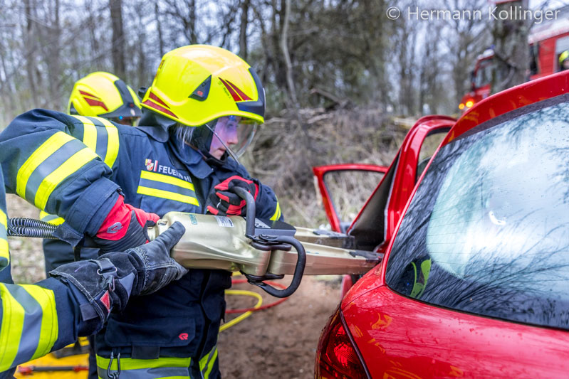 07.04.2022: Feuerwehren üben Basics für “Verkehrsunfall, Person eingeklemmt”