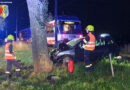 26.08.2022: Pkw prallt gegen Baum und wird von Zug gestreift