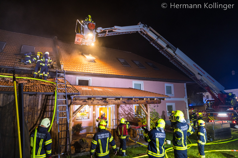 11.10.2022: Alarmstufe II-Einsatz in der Gem. Wilhering → Küchenbrand erfasst Kaltdach eines Vierkanters