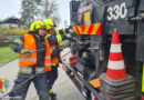 03.04.2023: Bergung 3-Achs-Lastwagen mit heißem Asphalt in Ufer