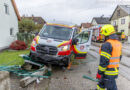 31.10.2023: Transporter für Beeinträchtigte prallt gegen abgestellten Pkw und Gartenmauer