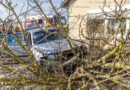 18.02.2024: Pkw kollidiert mit Gebäude und fällt Baum & Brandverdacht nahe Tankstelle in Straß