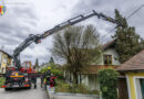 01.04.2024 → Föhnsturmböen → Baum droht in Straßham auf Nachbargebäude zu stürzen