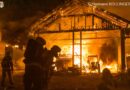 12.08.2024: Stadelbrand nach Blitzschlag in Fraham → Feuerwehren schützen umliegende Gebäude