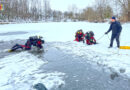 Froschmänner der FF Alkoven und FF Traun im Jänner 2026 unter der Eisdecke im Ausbildungseinsatz