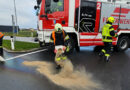 14.10.2026: Feuerwehr Alkoven neuerlich zu Ölaustritt alarmiert (B 129, Kreisverkehr)